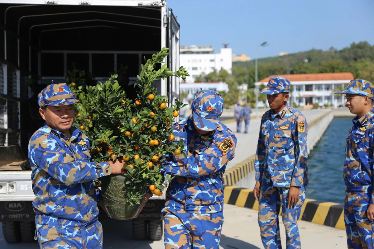 V&ugrave;ng 5 Hải qu&acirc;n xuất qu&acirc;n mang Xu&acirc;n đến với biển đảo T&acirc;y Nam - Ảnh 1.