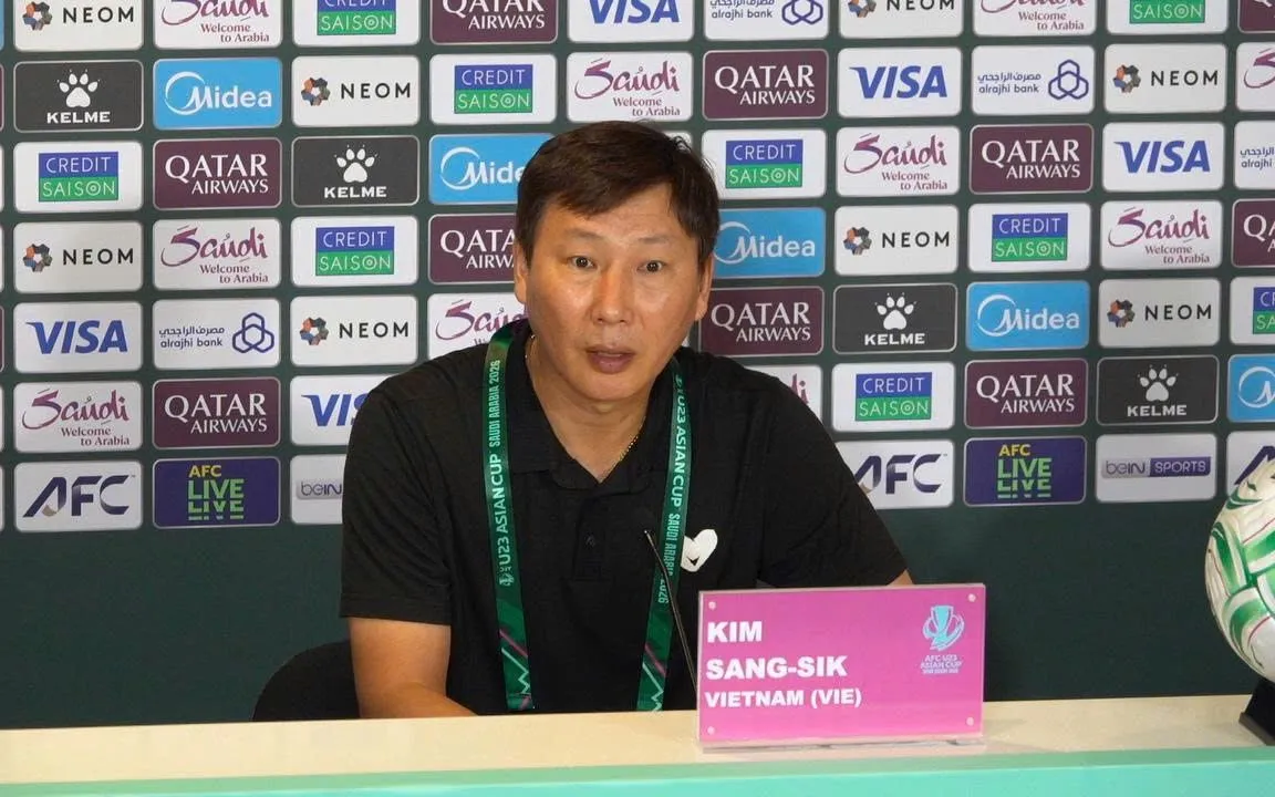 HLV Kim Sang-sik tỏ ra hài lòng với những gì mà các học trò đã thể hiện.