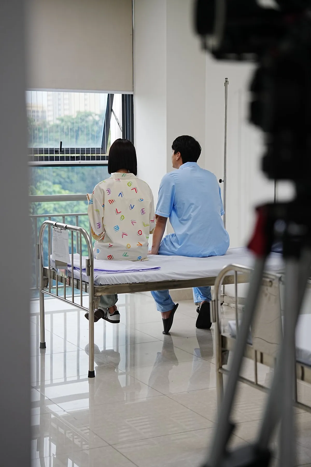 C&aacute;ch em 1 milimet: B&aacute;ch - T&uacute; ngọt ng&agrave;o ở hậu trường- Ảnh 1.