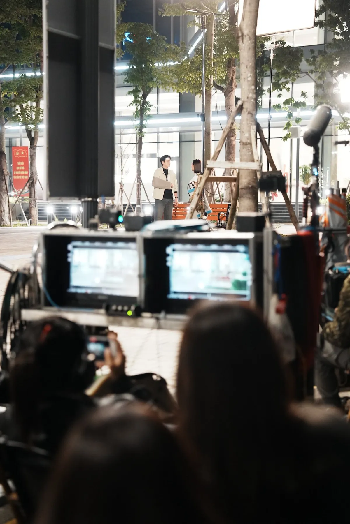 C&aacute;ch em 1 milimet: B&aacute;ch - T&uacute; ngọt ng&agrave;o ở hậu trường- Ảnh 10.