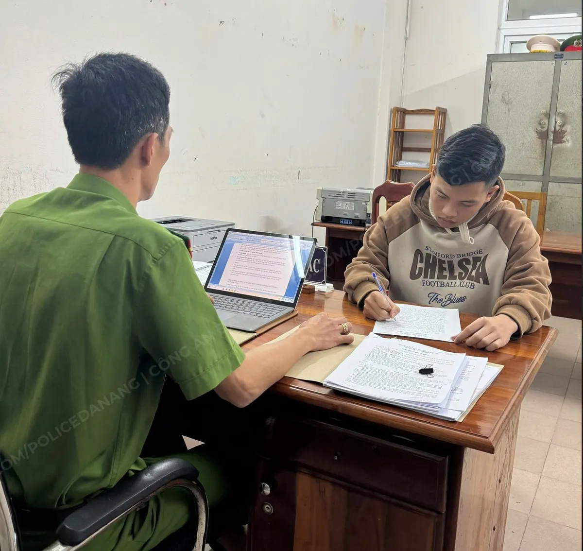 Tạo Facebook v&agrave; h&oacute;a đơn chuyển tiền giả để chiếm đoạt h&agrave;ng trăm triệu đồng- Ảnh 1.