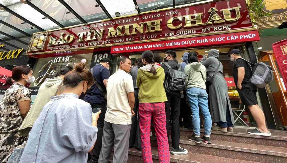 Gi&aacute; v&agrave;ng h&ocirc;m nay 10/1 tiếp tục tăng mạnh, người d&acirc;n xếp h&agrave;ng d&agrave;i mua v&agrave;ng- Ảnh 1.