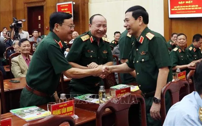 Đại tướng Phan Văn Giang, Phó Bí thư Quân ủy Trung ương, Ủy viên Bộ Chính trị, Bộ trưởng Bộ Quốc phòng thăm hỏi sức khỏe các cán bộ cấp cao nghỉ hưu, nghỉ công tác trên địa bàn các tỉnh phía Nam.