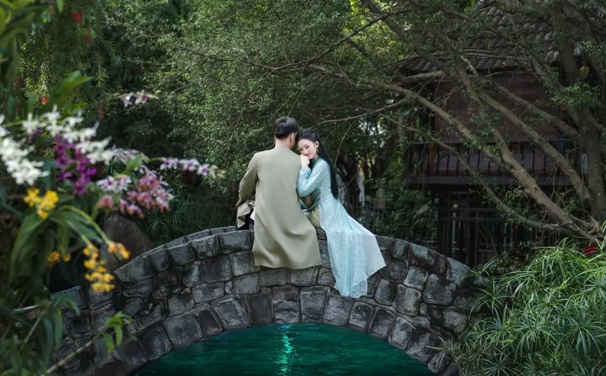 Giới trẻ bắt trend chụp h&igrave;nh với &aacute;o d&agrave;i tại c&aacute;c địa điểm cực "hot" ở TP Hồ Ch&iacute; Minh- Ảnh 2.