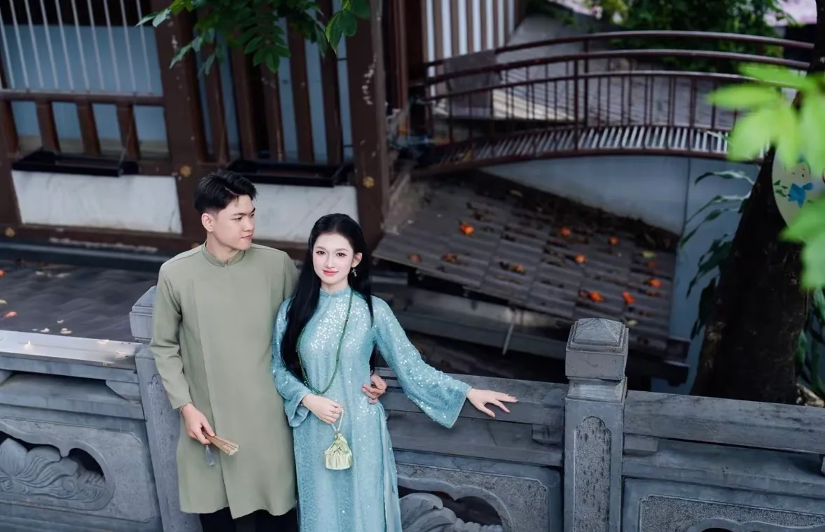 Giới trẻ bắt trend chụp h&igrave;nh với &aacute;o d&agrave;i tại c&aacute;c địa điểm cực "hot" ở TP Hồ Ch&iacute; Minh- Ảnh 3.