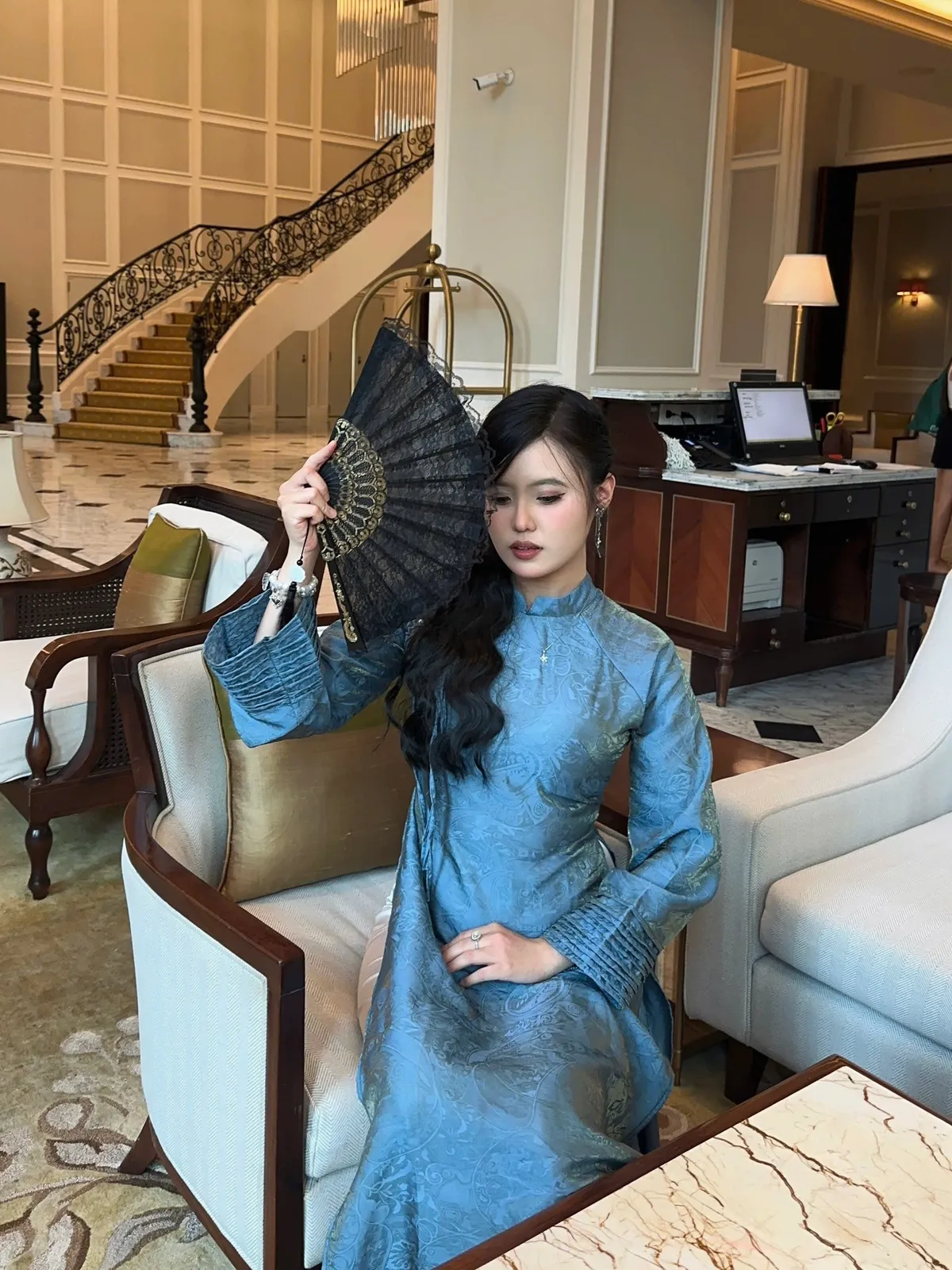 Giới trẻ bắt trend chụp h&igrave;nh với &aacute;o d&agrave;i tại c&aacute;c địa điểm cực "hot" ở TP Hồ Ch&iacute; Minh- Ảnh 4.