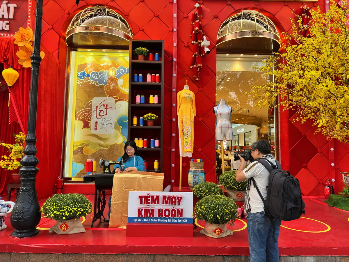 Giới trẻ bắt trend chụp hình với áo dài tại các địa điểm cực "hot" ở TP Hồ Chí Minh- Ảnh 6. Giới trẻ bắt trend chụp hình với áo dài tại các địa điểm cực "hot" ở TP Hồ Chí Minh- Ảnh 6.