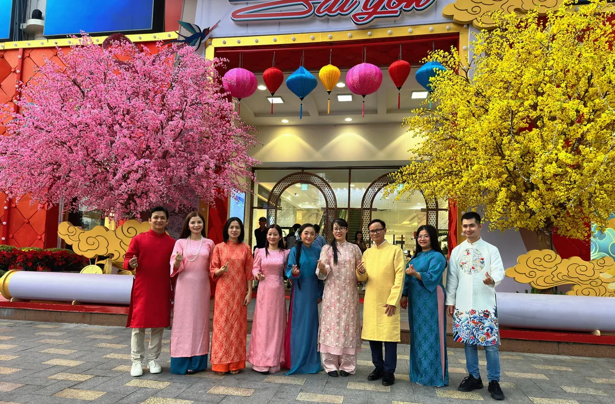 Giới trẻ bắt trend chụp hình với áo dài tại các địa điểm cực "hot" ở TP Hồ Chí Minh- Ảnh 5. Giới trẻ bắt trend chụp hình với áo dài tại các địa điểm cực "hot" ở TP Hồ Chí Minh- Ảnh 5.