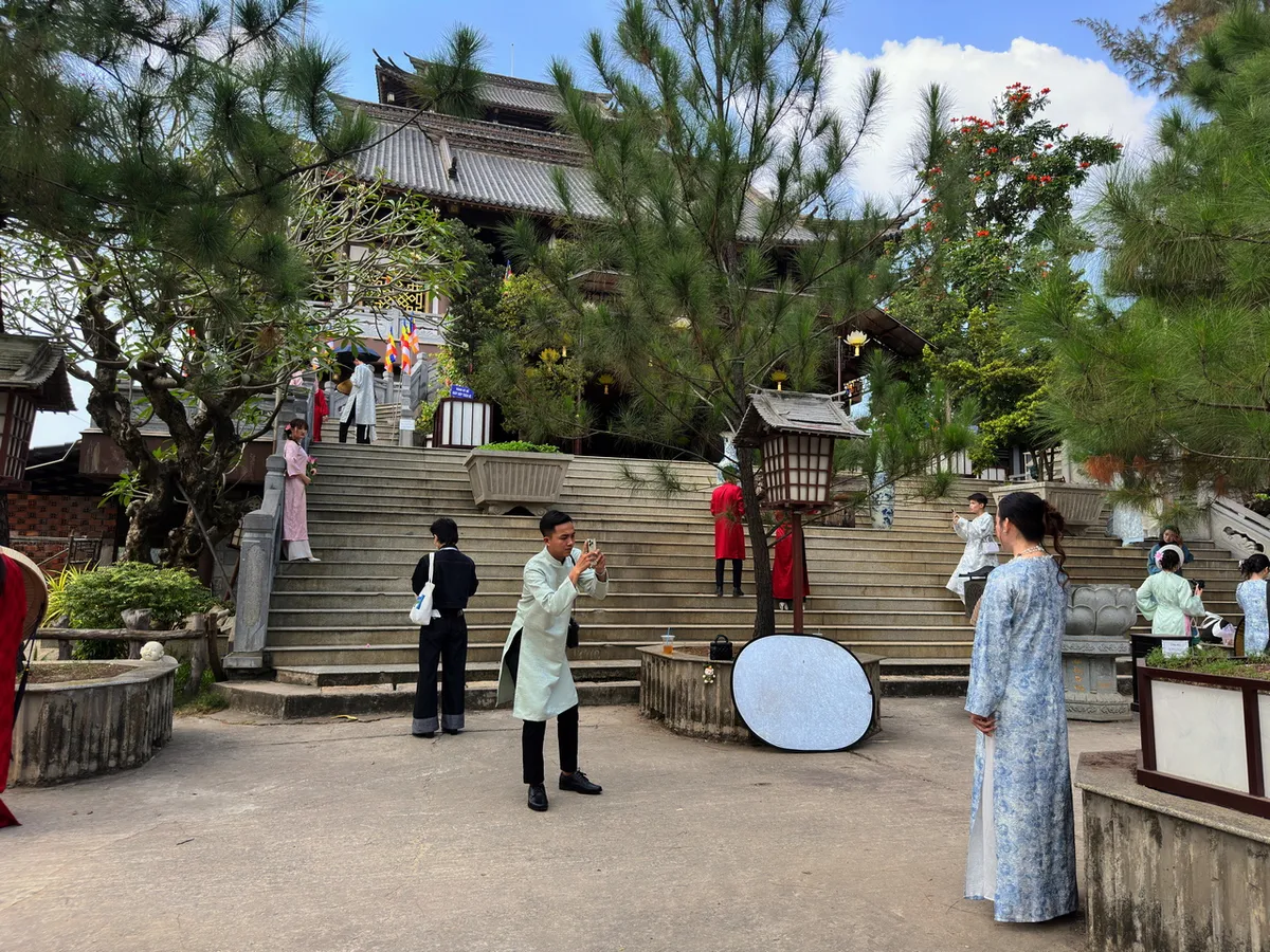 Giới trẻ bắt trend chụp hình với áo dài tại các địa điểm cực "hot" ở TP Hồ Chí Minh- Ảnh 1. Giới trẻ bắt trend chụp hình với áo dài tại các địa điểm cực "hot" ở TP Hồ Chí Minh- Ảnh 1.