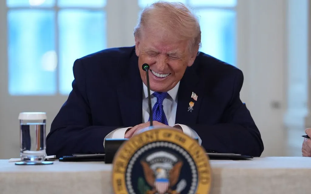 Tổng thống Donald Trump mỉm cười trong cuộc gặp với các giám đốc điều hành ngành dầu mỏ tại Nhà Trắng, ngày 9/1/2026
(Ảnh: AP)