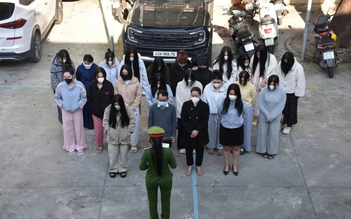 Hơn 40 đối tượng liên quan hoạt động mại dâm tại 2 cơ sở được đưa về trụ sở cơ quan công an làm việc. 