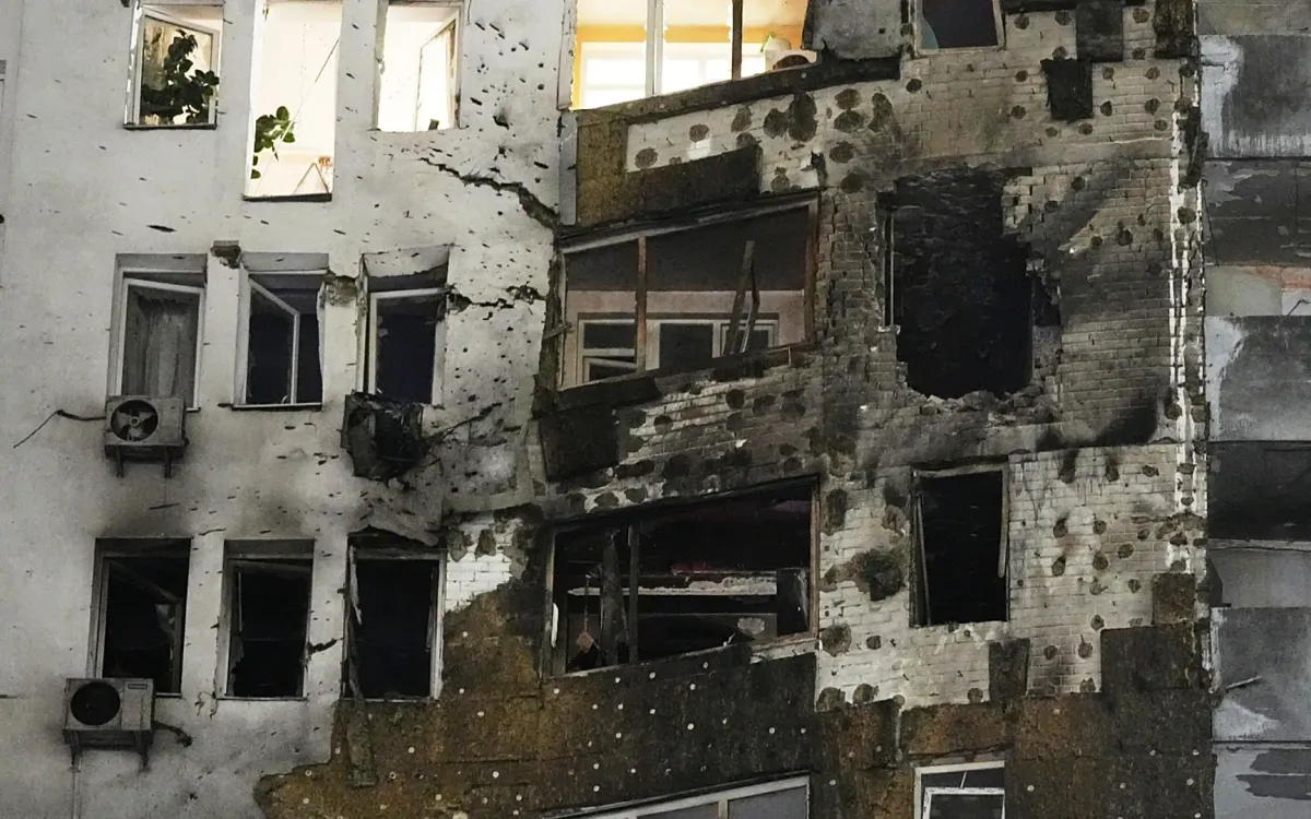 Một tòa nhà dân cư ở Ukraine hư hại do trúng không kích của lực lượng Nga (Ảnh: AP)