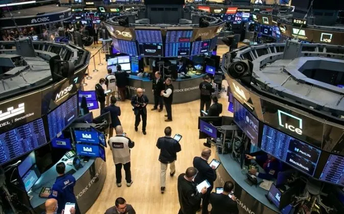 Hoạt động tại Sàn giao dịch chứng khoán New York, Mỹ. (Ảnh: THX/TTXVN)
