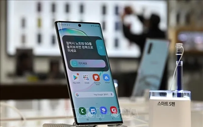 Các mẫu điện thoại thông minh của Samsung được bày bán tại cửa hàng ở Seoul, Hàn Quốc. Ảnh: AFP/TTXVN
