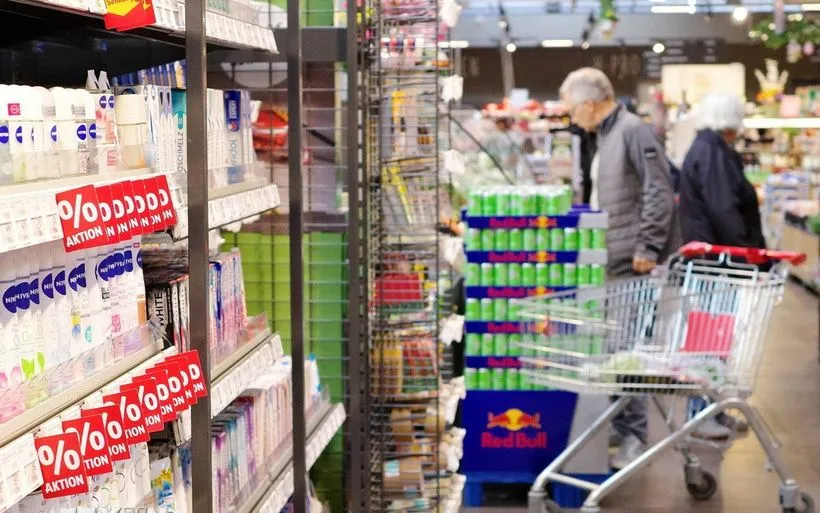 Người dân mua sắm tại siêu thị ở Berlin, Đức. (Nguồn: THX/TTXVN)