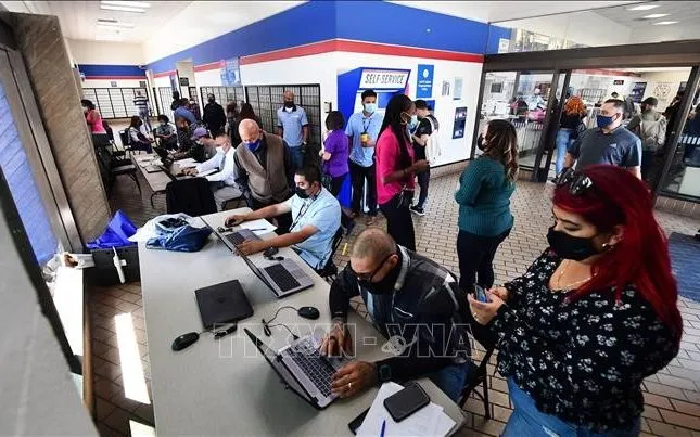 Các ứng viên nộp hồ sơ ứng tuyển tại một hội chợ việc làm ở Los Angeles, bang California, Mỹ. Ảnh: AFP/TTXVN