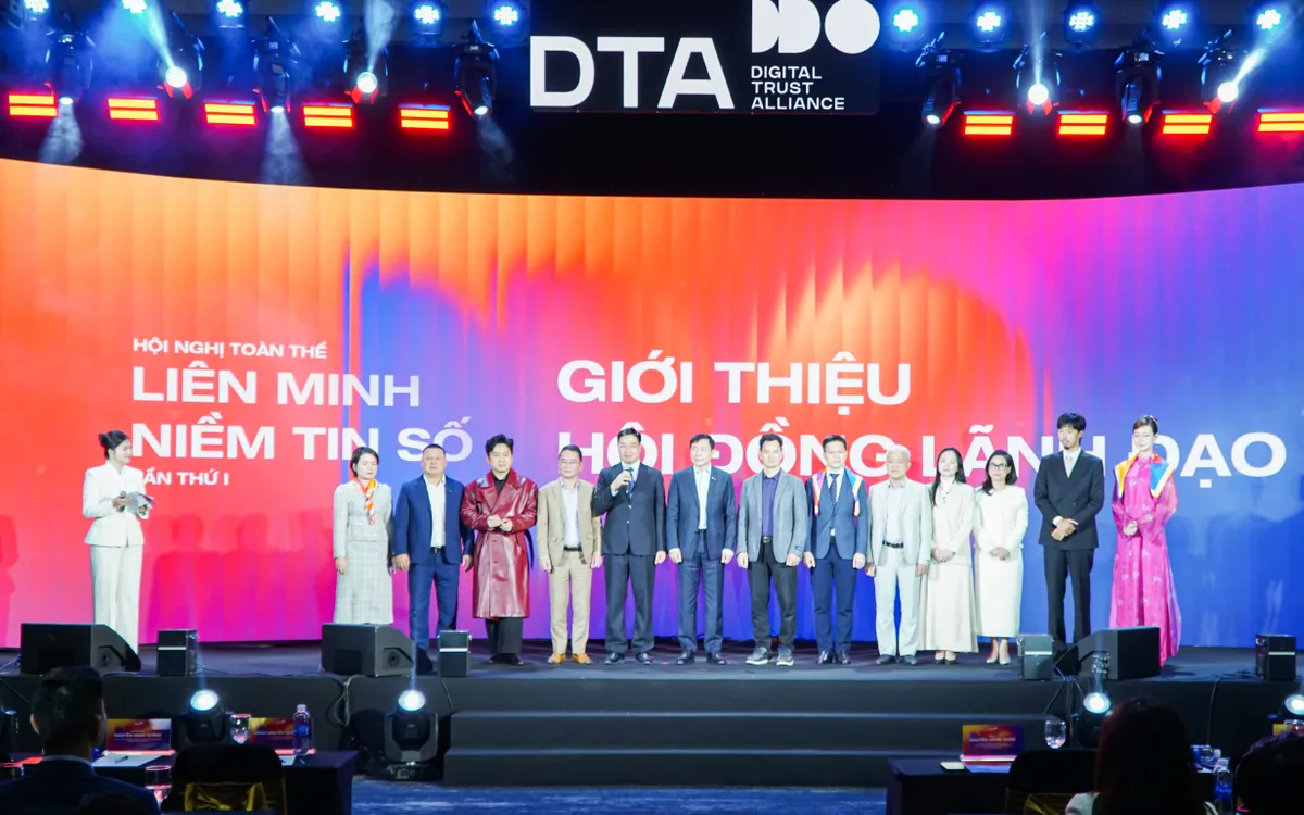 Hội đồng lãnh đạo Liên minh Niềm Tin Số ra mắt tại Hội nghị. Ảnh: Việt Linh 