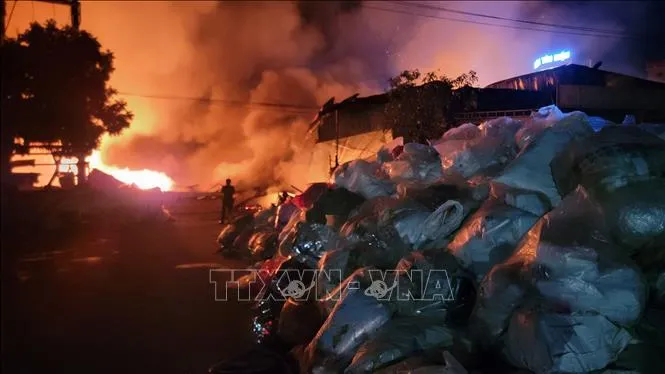 Ch&aacute;y lớn tại xưởng gỗ v&agrave; t&aacute;i chế nhựa ở Hưng Y&ecirc;n- Ảnh 1.