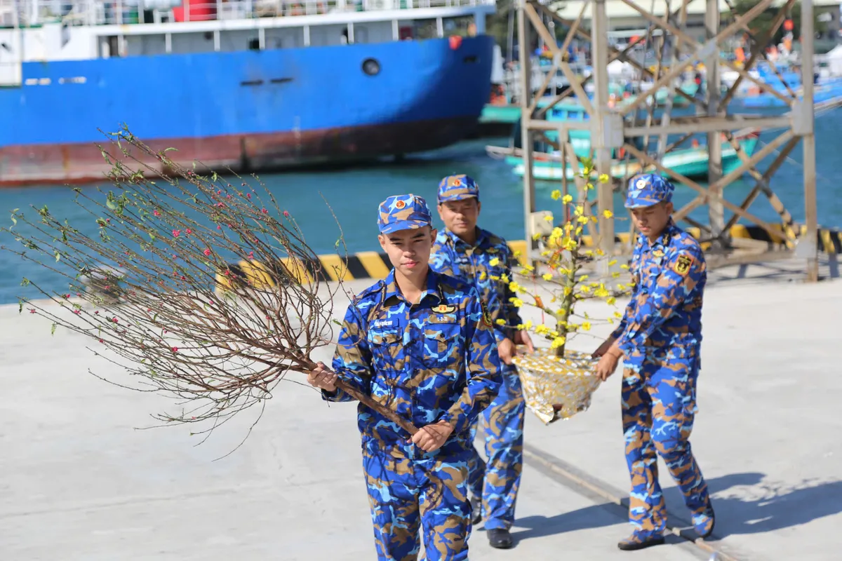 V&ugrave;ng 5 Hải qu&acirc;n xuất qu&acirc;n mang Xu&acirc;n đến với biển đảo T&acirc;y Nam- Ảnh 1.