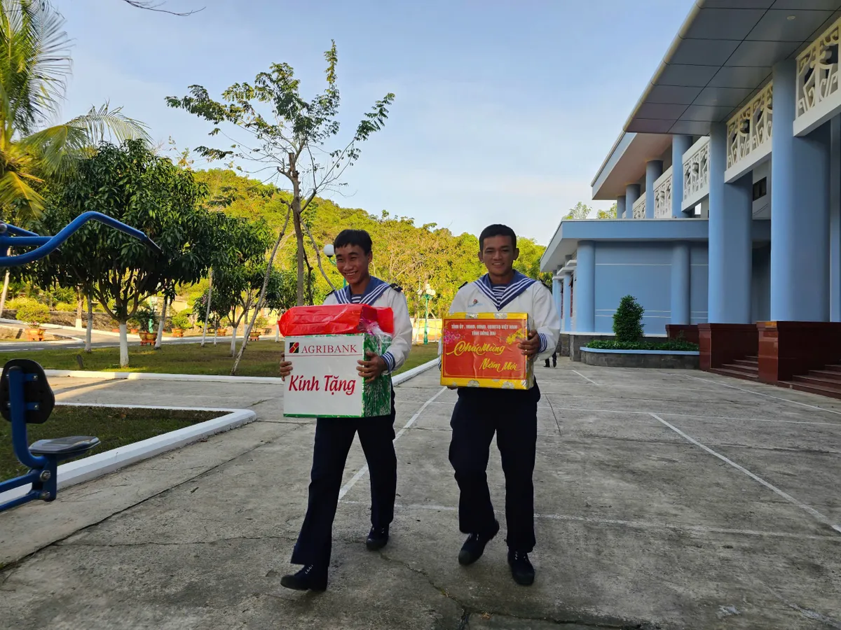 V&ugrave;ng 5 Hải qu&acirc;n xuất qu&acirc;n mang Xu&acirc;n đến với biển đảo T&acirc;y Nam- Ảnh 2.