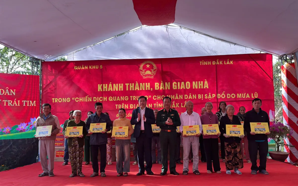 Thiếu tướng Trần Thanh Hải và lãnh đạo tỉnh Đắk Lắk trao quà tặng đồng bào tại lễ khánh thành, bàn giao.