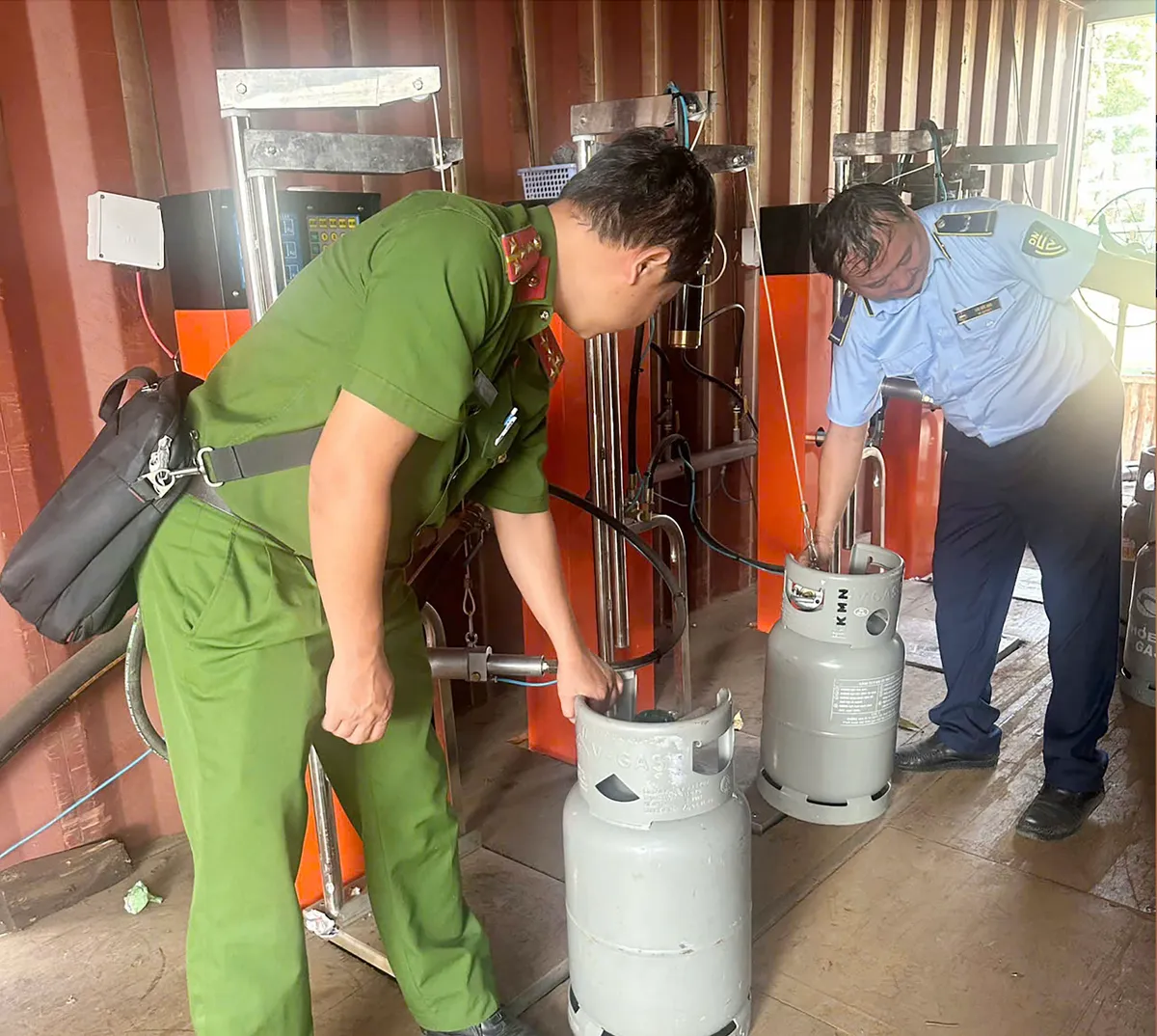 Đồng Nai: Triệt phá điểm chiết nạp gas trái phép quy mô lớn - Ảnh 2.