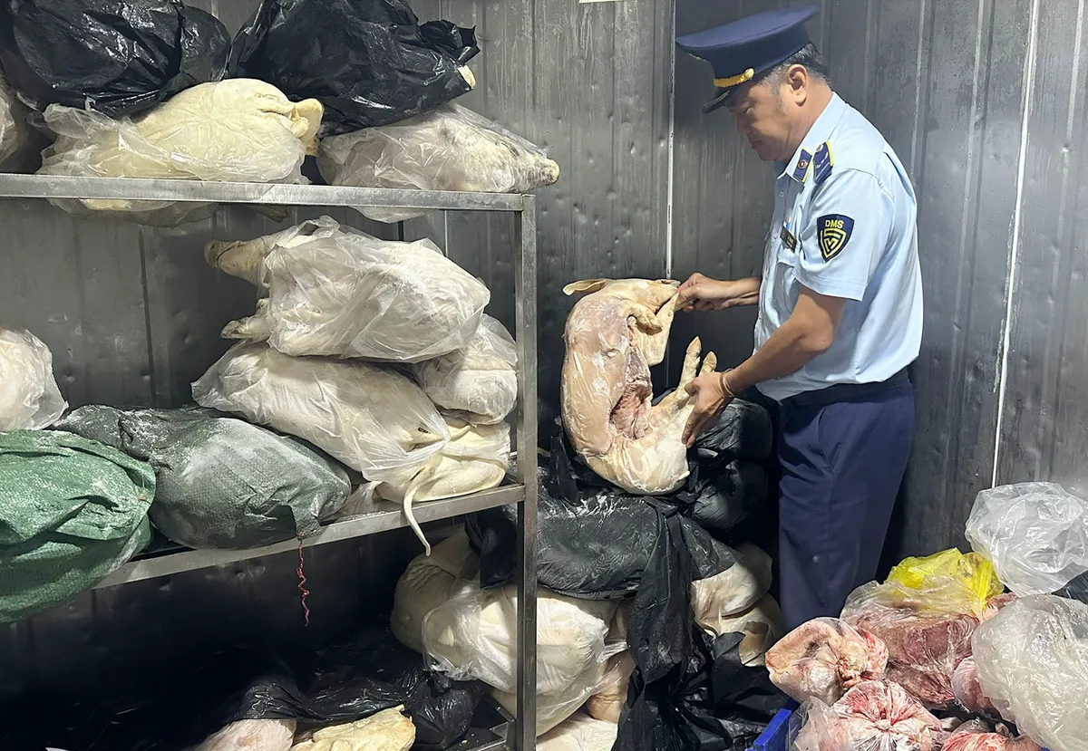 Đồng Nai: Tiêu hủy gần 1 tấn thịt heo không đảm bảo vệ sinh an toàn thực phẩm- Ảnh 1. Đồng Nai: Tiêu hủy gần 1 tấn thịt heo không đảm bảo vệ sinh an toàn thực phẩm- Ảnh 1.