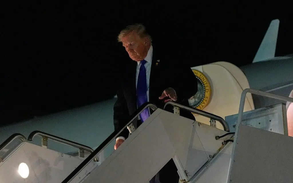 Tổng thống Donald Trump bước xuống từ chuyên cơ Air Force One vào ngày 9/1/2025, tại West Palm Beach, Florida (Ảnh AP)