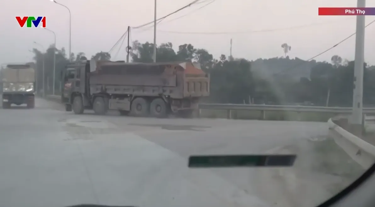 Chở đất đá quá tải làm rơi vãi vật liệu trên đường Hồ Chí Minh gây ô nhiễm, mất an toàn - Ảnh 1.