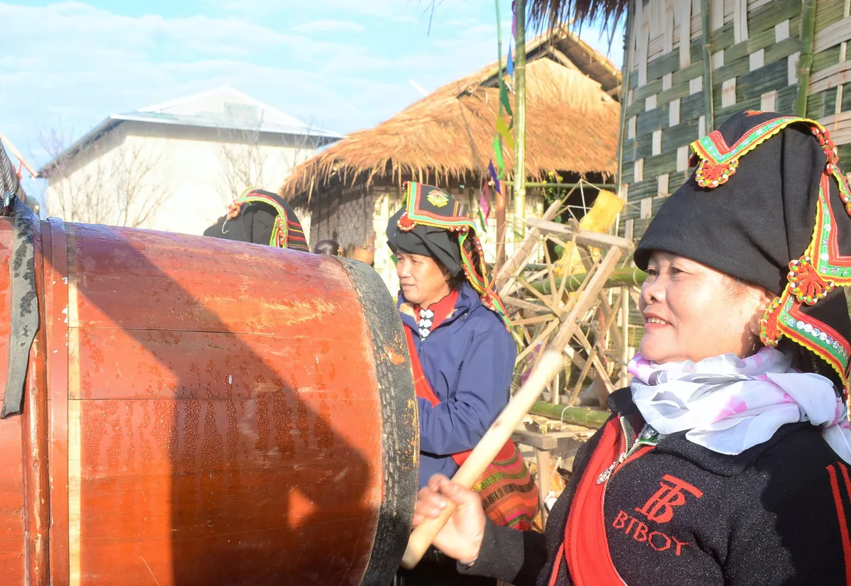 Điện Biên: Không gian văn hóa tô thêm sắc màu cho Lễ hội Hoa anh đào. - Ảnh 8.