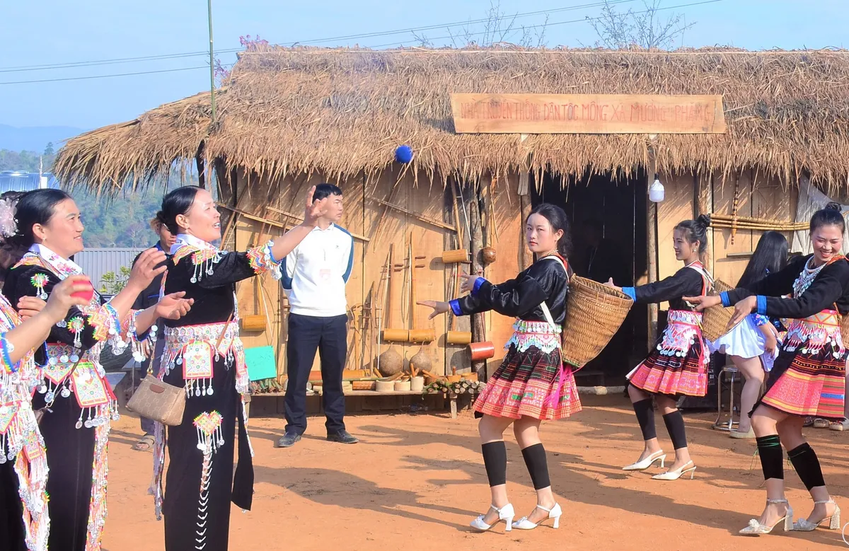 Điện Biên: Không gian văn hóa tô thêm sắc màu cho Lễ hội Hoa anh đào. - Ảnh 6.