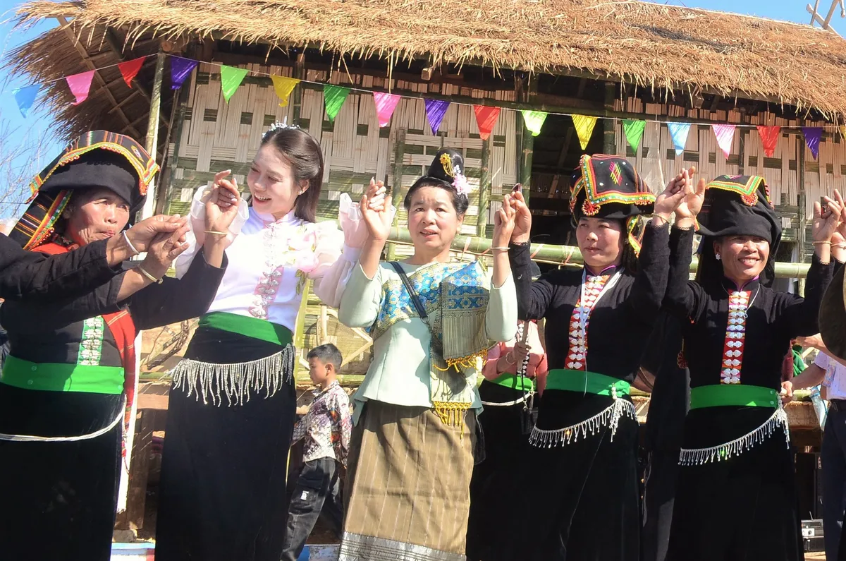 Điện Biên: Không gian văn hóa tô thêm sắc màu cho Lễ hội Hoa anh đào. - Ảnh 5.