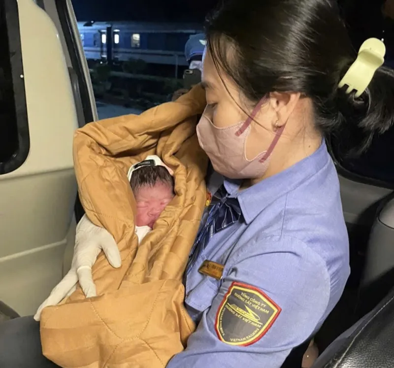 B&eacute; trai ch&agrave;o đời an to&agrave;n tr&ecirc;n t&agrave;u Thống Nhất đầu năm mới- Ảnh 1.