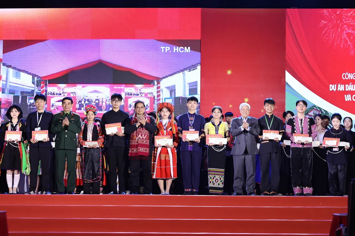 Thủ tướng dự khởi công 3 ngôi trường của “tình dân tộc, nghĩa đồng bào”- Ảnh 12. Thủ tướng dự khởi công 3 ngôi trường của “tình dân tộc, nghĩa đồng bào”- Ảnh 12.