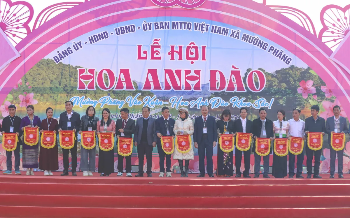 Điện Biên: Không gian văn hóa tô thêm sắc màu cho Lễ hội Hoa anh đào. - Ảnh 1.