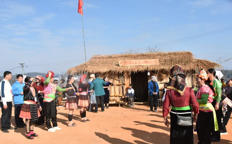 Điện Biên: Không gian văn hóa tô thêm sắc màu cho Lễ hội Hoa anh đào. - Ảnh 7.