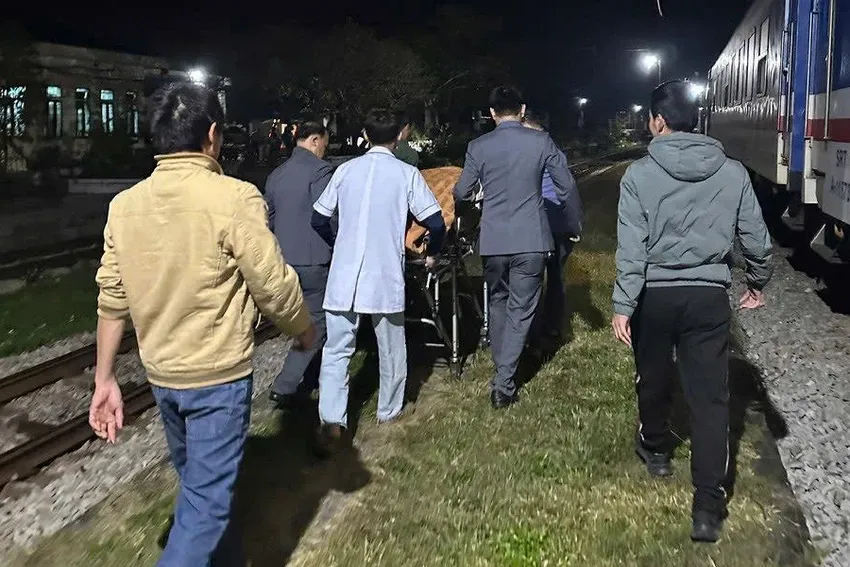 B&eacute; trai ch&agrave;o đời an to&agrave;n tr&ecirc;n t&agrave;u Thống Nhất đầu năm mới- Ảnh 2.