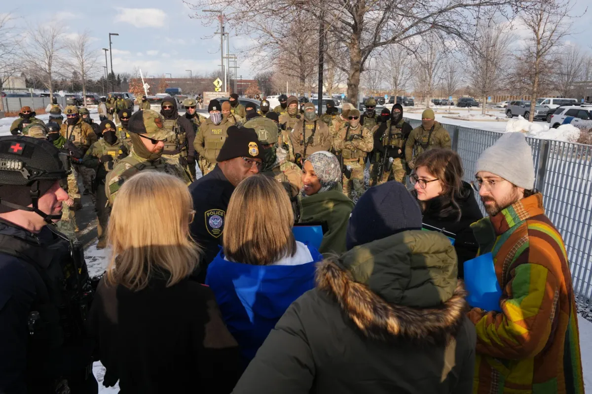 Biểu t&igrave;nh chống ICE lan rộng tại Mỹ sau c&aacute;c vụ nổ s&uacute;ng- Ảnh 1.