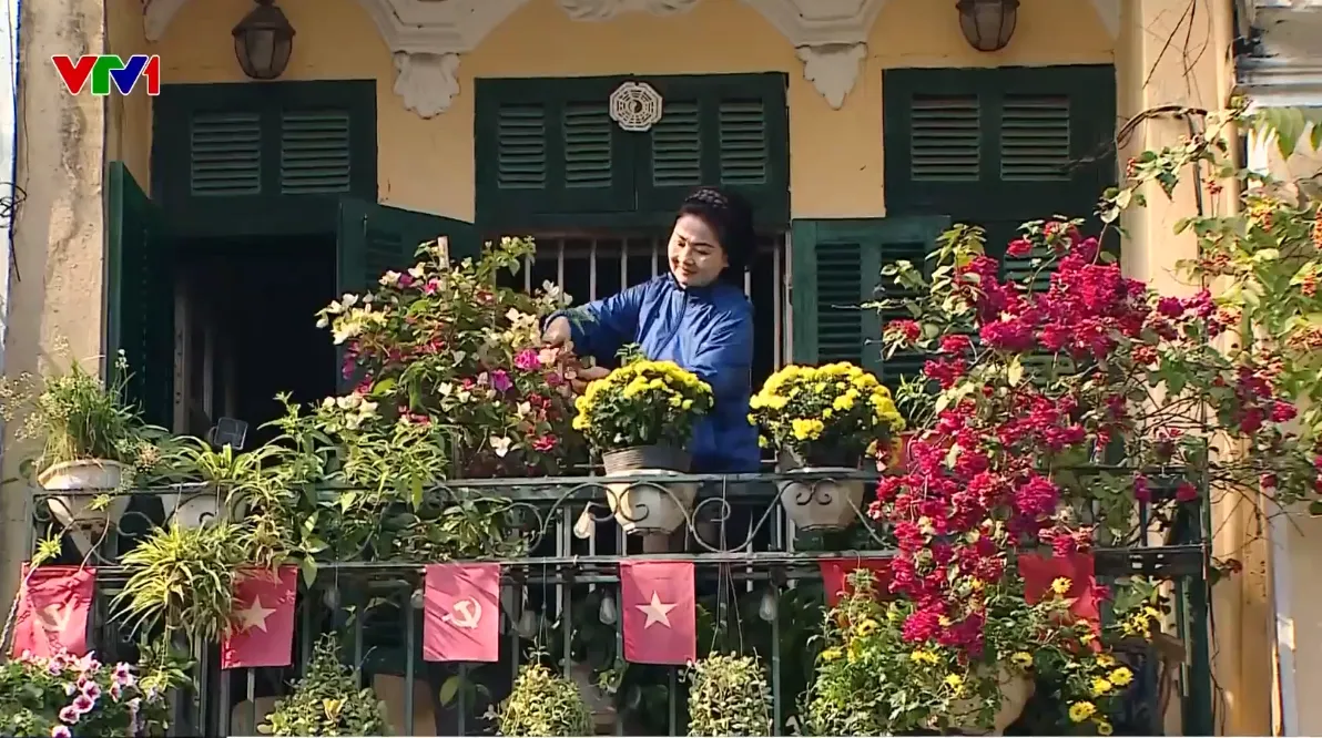 Người d&acirc;n H&agrave; Nội treo cờ, trang tr&iacute; hoa ch&agrave;o mừng Đại hội XIV của Đảng - Ảnh 1.