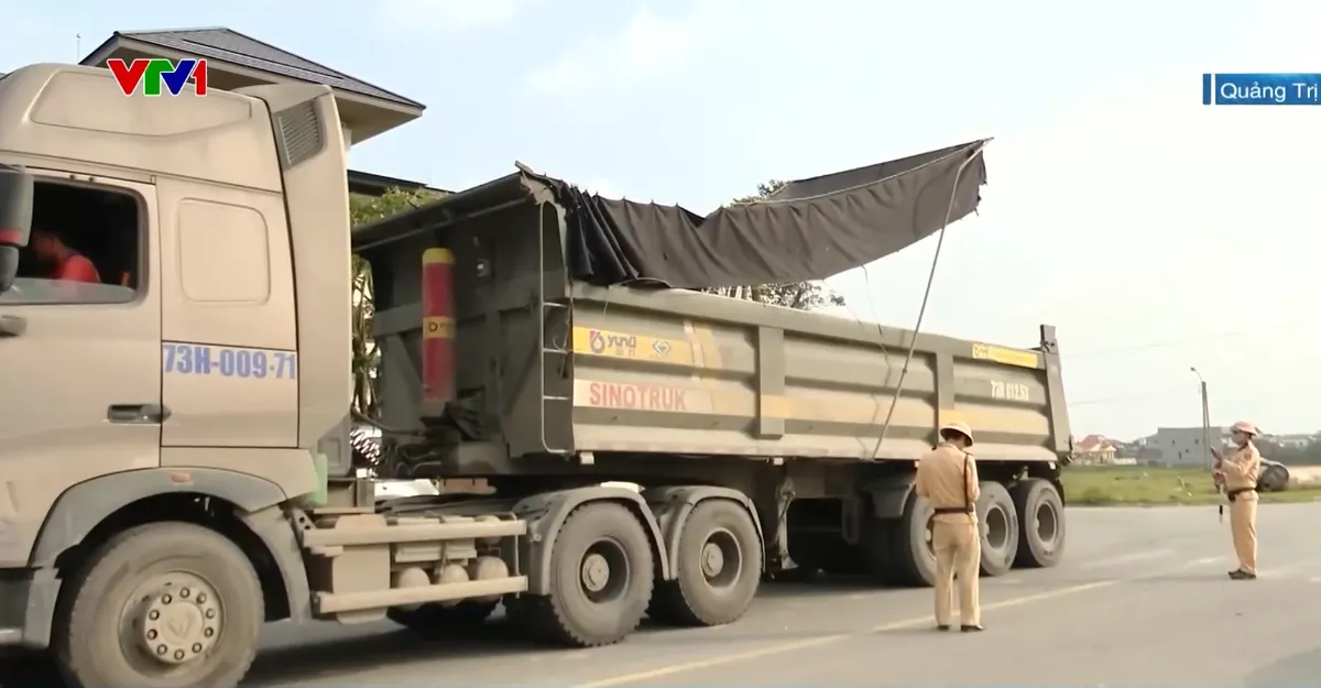 Quảng Trị siết kiểm tra, xử lý xe quá khổ, quá tải dịp giáp Tết- Ảnh 1. Quảng Trị siết kiểm tra, xử lý xe quá khổ, quá tải dịp giáp Tết- Ảnh 1.