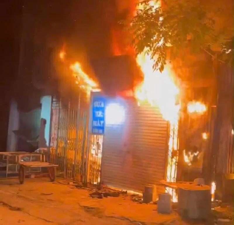 CSGT ph&aacute; cửa, cứu 11 người trong vụ ch&aacute;y nh&agrave; l&uacute;c rạng s&aacute;ng ở Nghệ An - Ảnh 1.