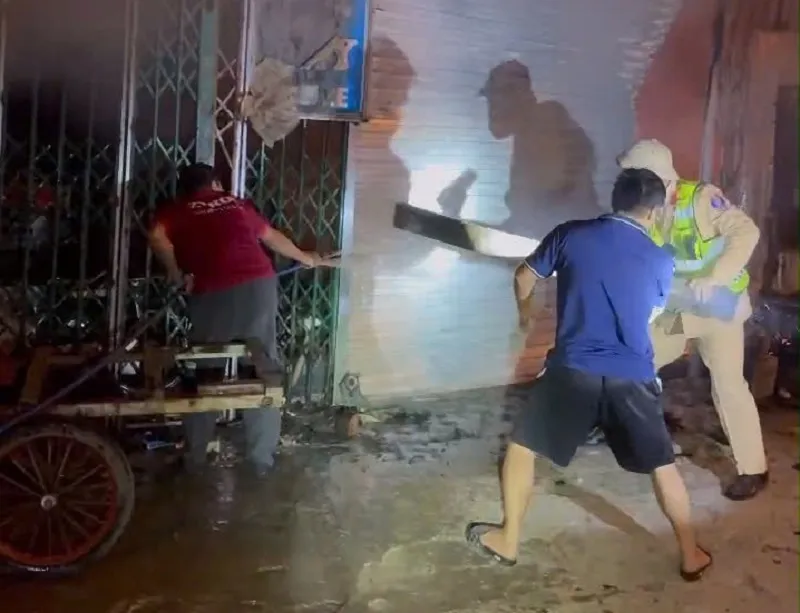 CSGT ph&aacute; cửa, cứu 11 người trong vụ ch&aacute;y nh&agrave; l&uacute;c rạng s&aacute;ng ở Nghệ An - Ảnh 2.