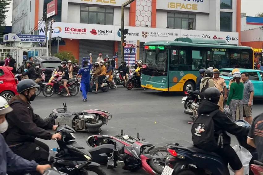 &Ocirc; t&ocirc; mất l&aacute;i t&ocirc;ng h&agrave;ng loạt xe m&aacute;y ở TP Hồ Ch&iacute; Minh, nhiều người bị thương- Ảnh 1.