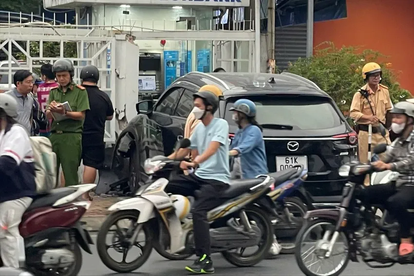 &Ocirc; t&ocirc; mất l&aacute;i t&ocirc;ng h&agrave;ng loạt xe m&aacute;y ở TP Hồ Ch&iacute; Minh, nhiều người bị thương- Ảnh 2.