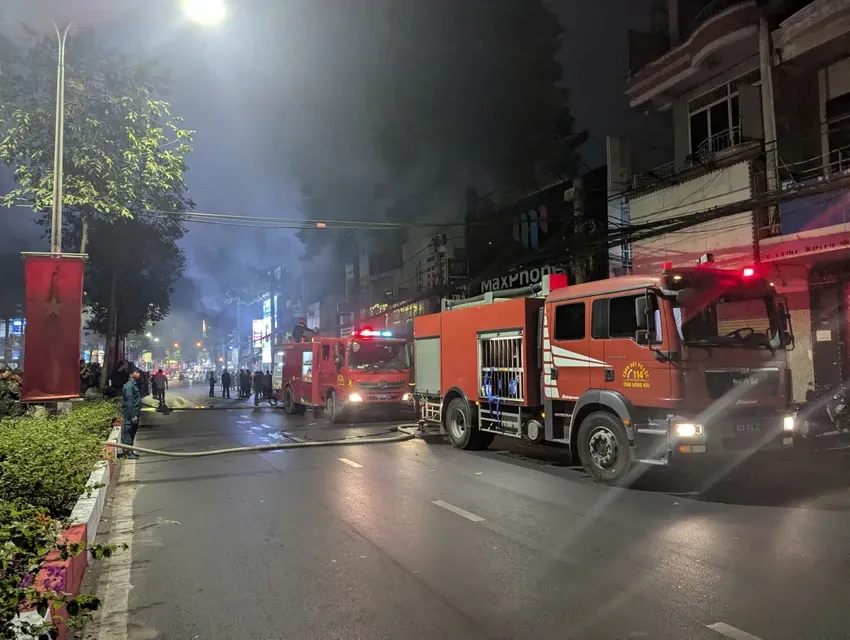 Ch&aacute;y lớn tiệm giặt ủi ở Đồng Nai, giải cứu người đ&agrave;n &ocirc;ng b&aacute;m tr&ecirc;n m&aacute;i nh&agrave; h&agrave;ng x&oacute;m - Ảnh 3.