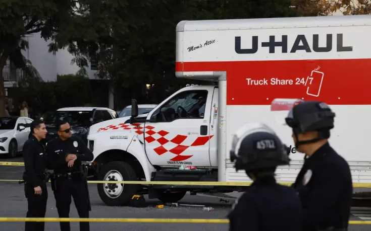 Cảnh sát điều tra vụ xe tải lao vào đám đông người biểu tình ở Westwood vào ngày 11/1/2026 (Ảnh: Los Angeles Times)