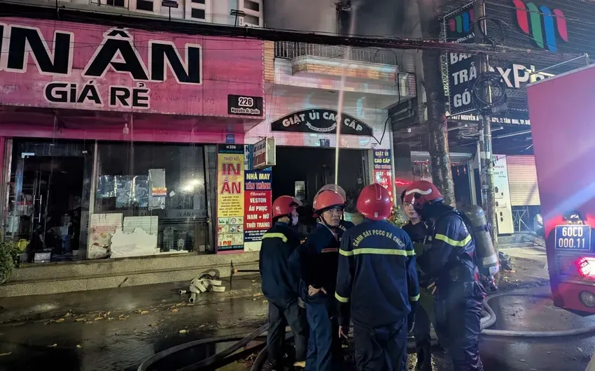 Ch&aacute;y lớn tiệm giặt ủi ở Đồng Nai, giải cứu người đ&agrave;n &ocirc;ng b&aacute;m tr&ecirc;n m&aacute;i nh&agrave; h&agrave;ng x&oacute;m - Ảnh 4.