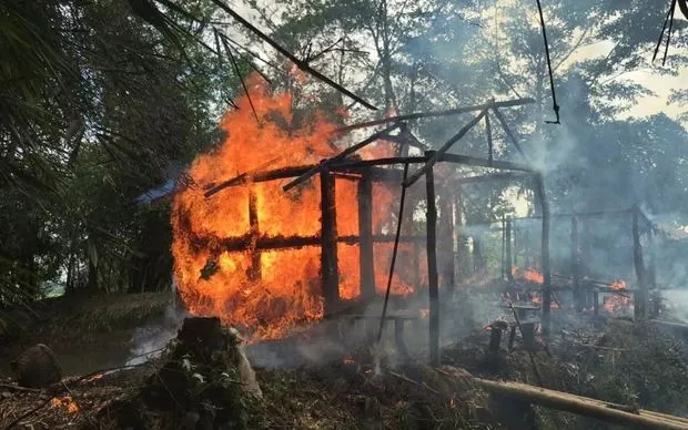 Nhà cửa bốc cháy tại bang Rakhine, miền Bắc Myanmar, nơi sinh sống của phần lớn cộng đồng Rohingya, năm 2017 (Ảnh: AP)