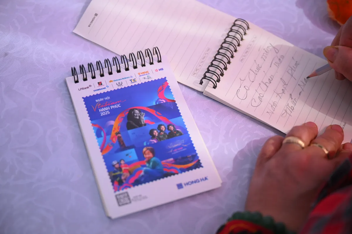 Cặp đ&ocirc;i ở H&agrave; Tĩnh bất ngờ nhận được lời ch&uacute;c ph&uacute;c đặc biệt tr&ecirc;n h&agrave;nh tr&igrave;nh hạnh ph&uacute;c- Ảnh 2.