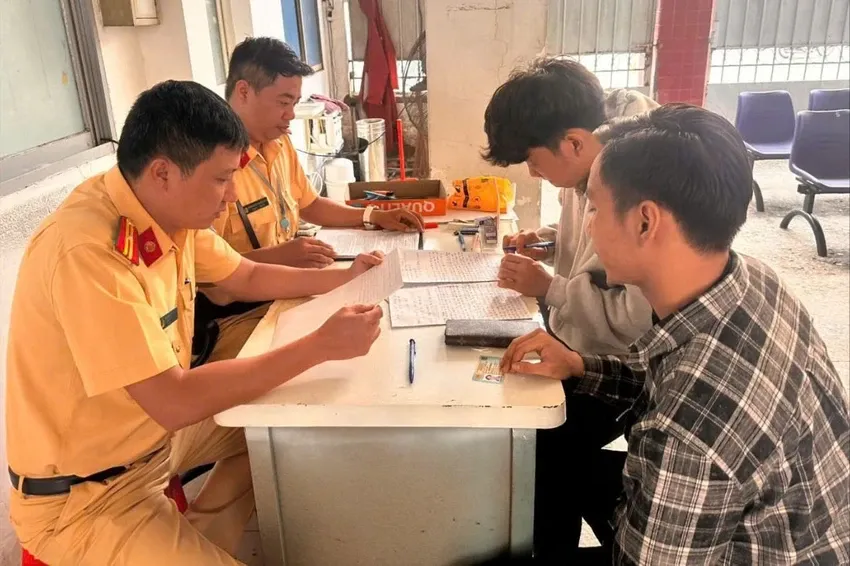 Xử phạt 2 thanh ni&ecirc;n kh&ocirc;ng chấp h&agrave;nh đo nồng độ cồn, n&eacute;m bộ đ&agrave;m của CSGT - Ảnh 2.